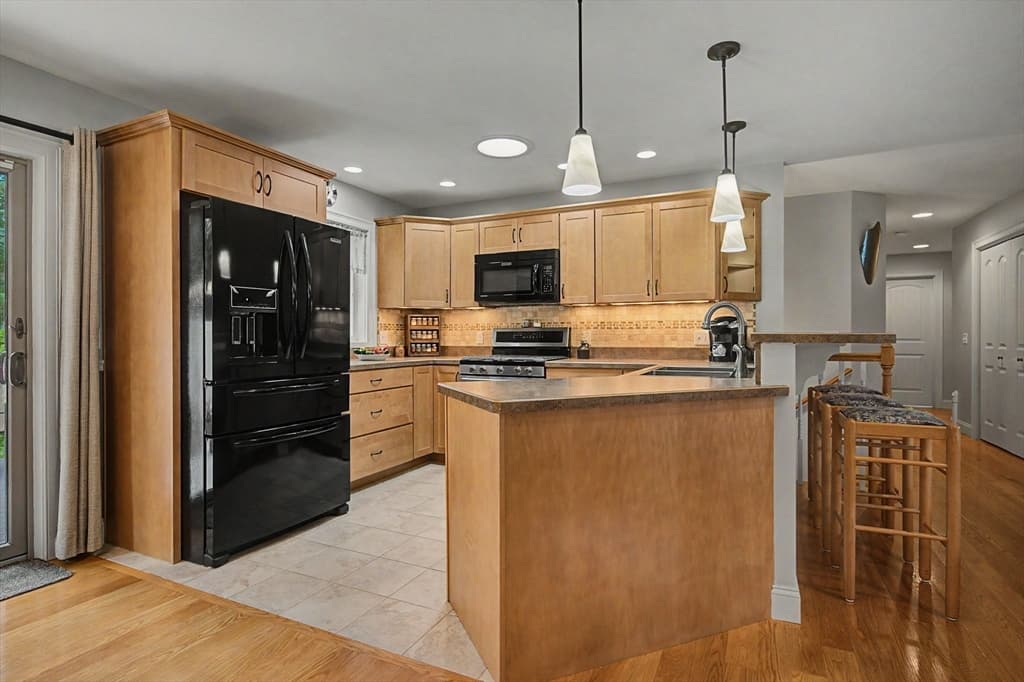 Single Family Residence at 4 Mckinley Ave, Easthampton MA 01027, Easthampton, photo 5 of 36