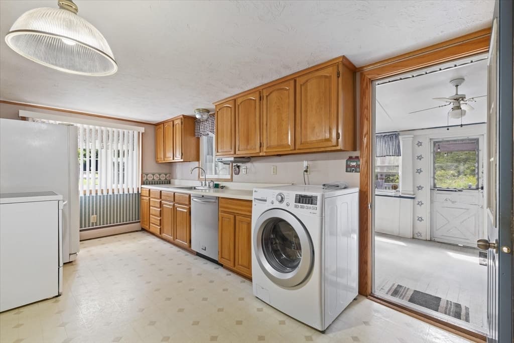 Single Family Residence at 1 Freeman Ave, Webster MA 01570, Webster, photo 13 of 31