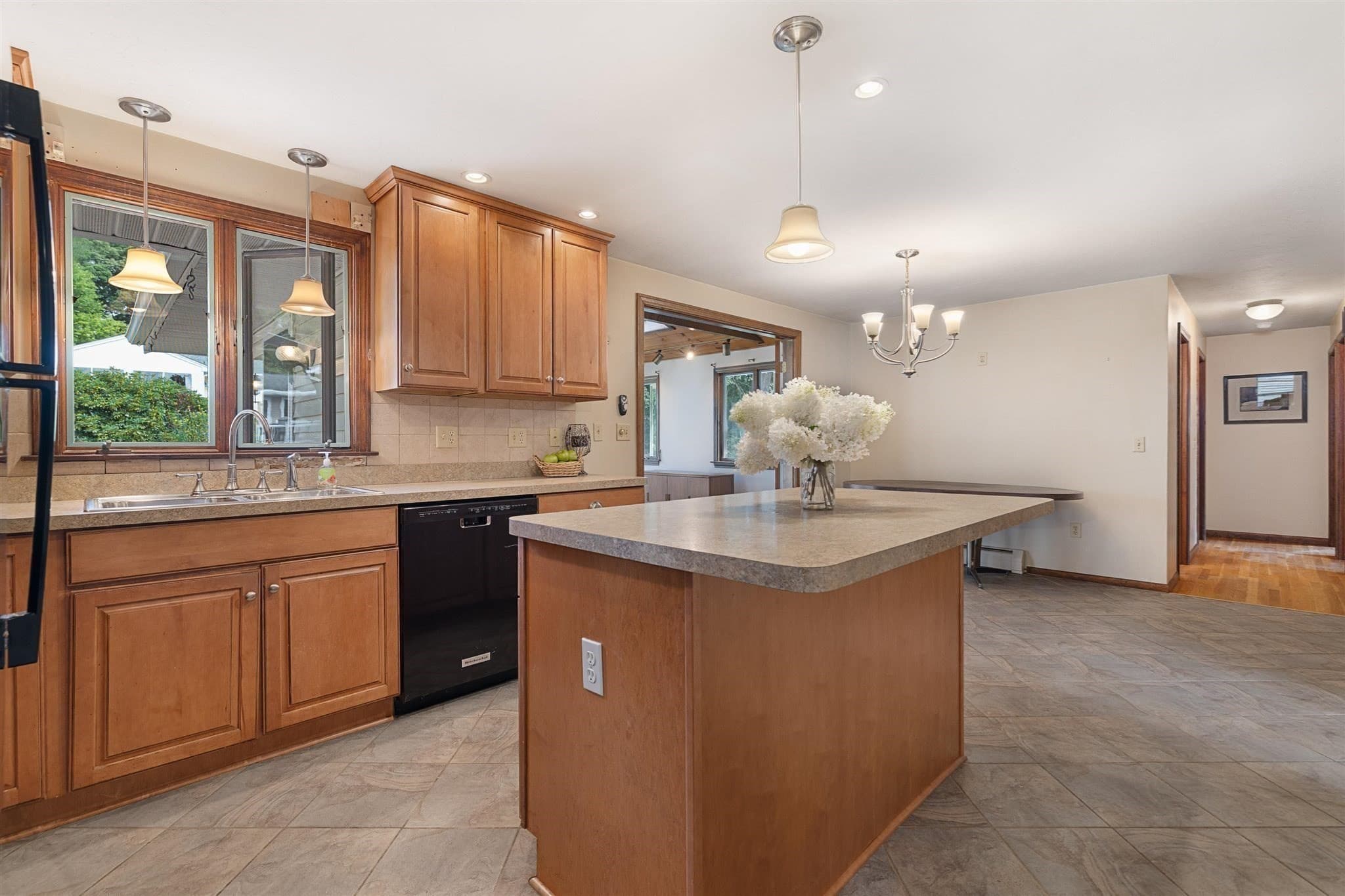Single Family Residence at 8 Beechwood Dr, Rutland MA 01543, Rutland, photo 3 of 40