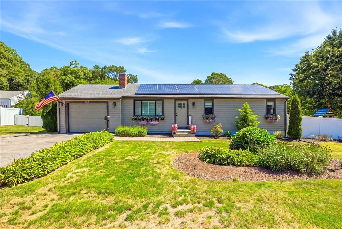 125 High St, Whitman MA 02382