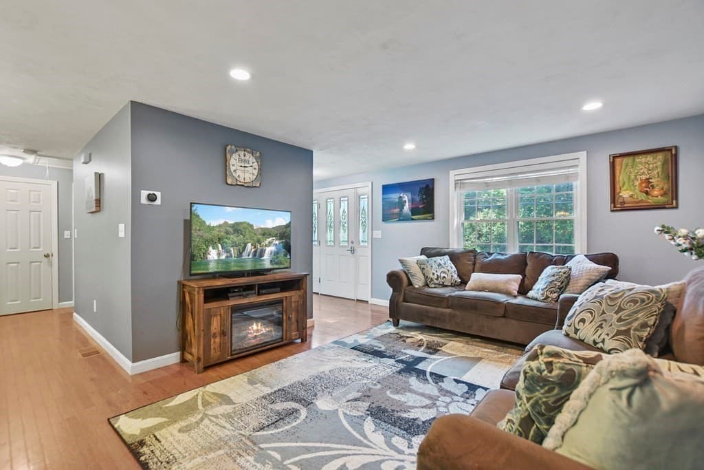 Single Family Residence at 33 Longley Rd, Groton MA 01450, Groton, photo 8 of 25
