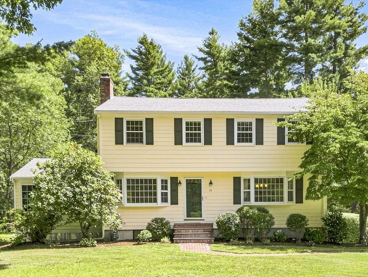 19 Snyder Rd, Medfield MA 02052