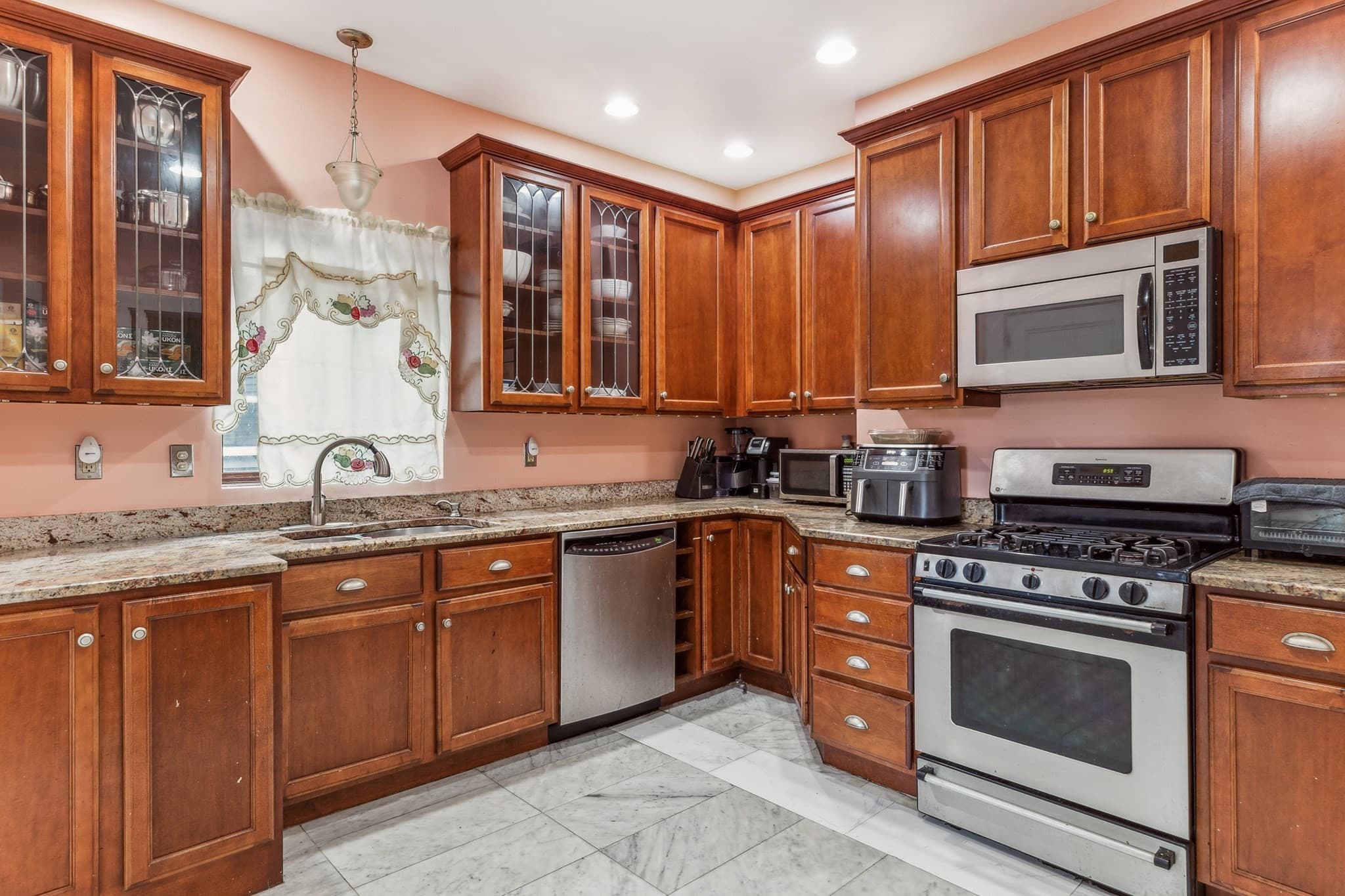 Single Family Residence at 563 Union St, New Bedford MA 02740, New Bedford, photo 8 of 22