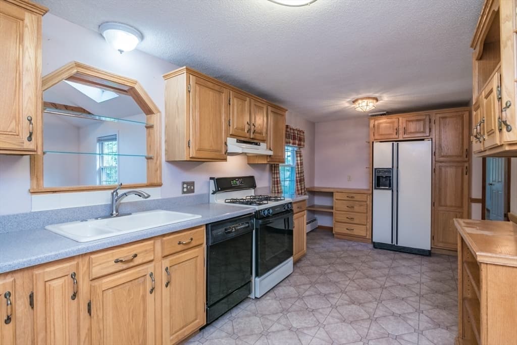 Single Family Residence at 98 Circle Dr, West Springfield MA 01089, West Springfield, photo 9 of 42