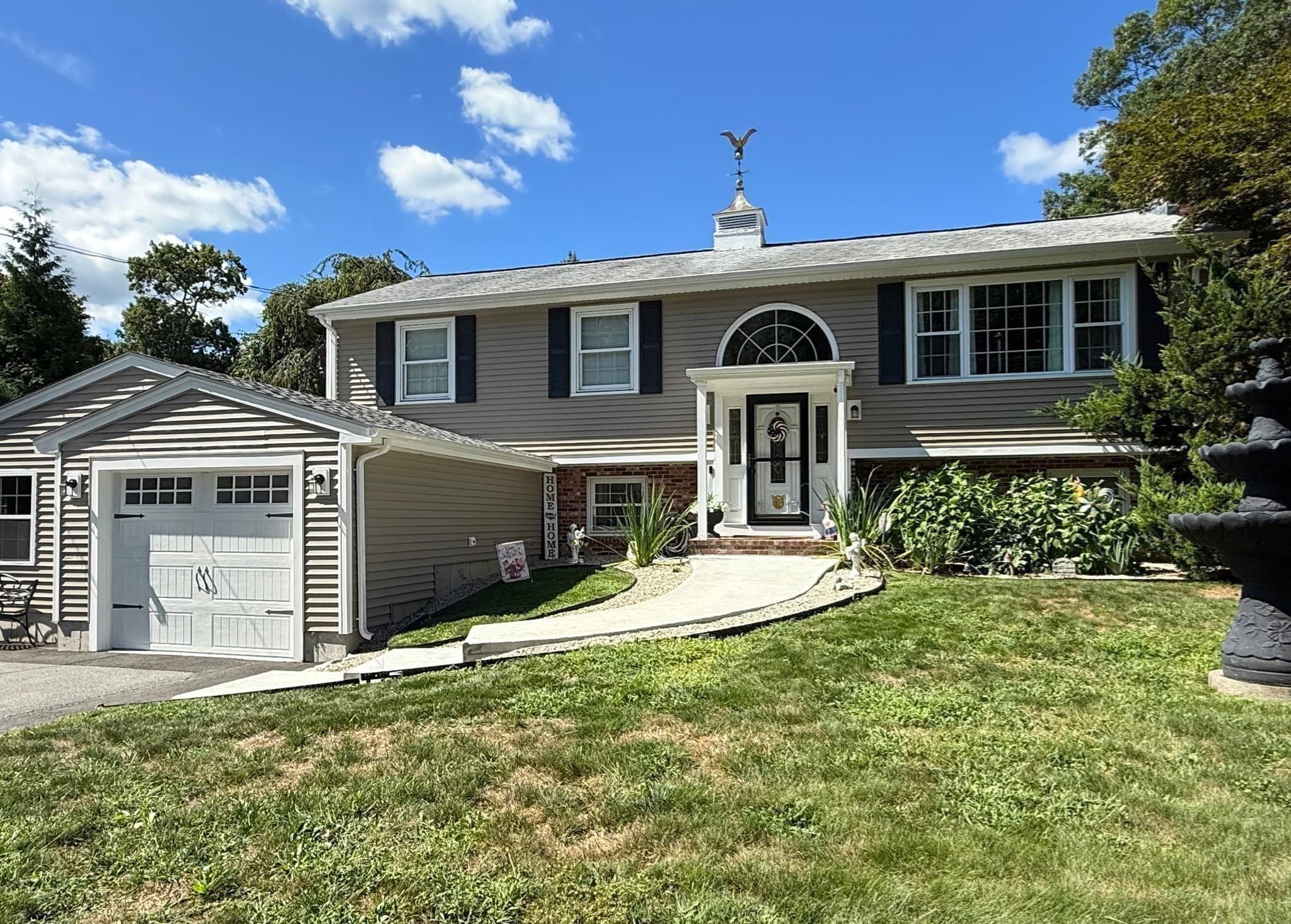 Single Family Residence at 179 Slocum Road, Dartmouth MA 02747, photo 2 of 22