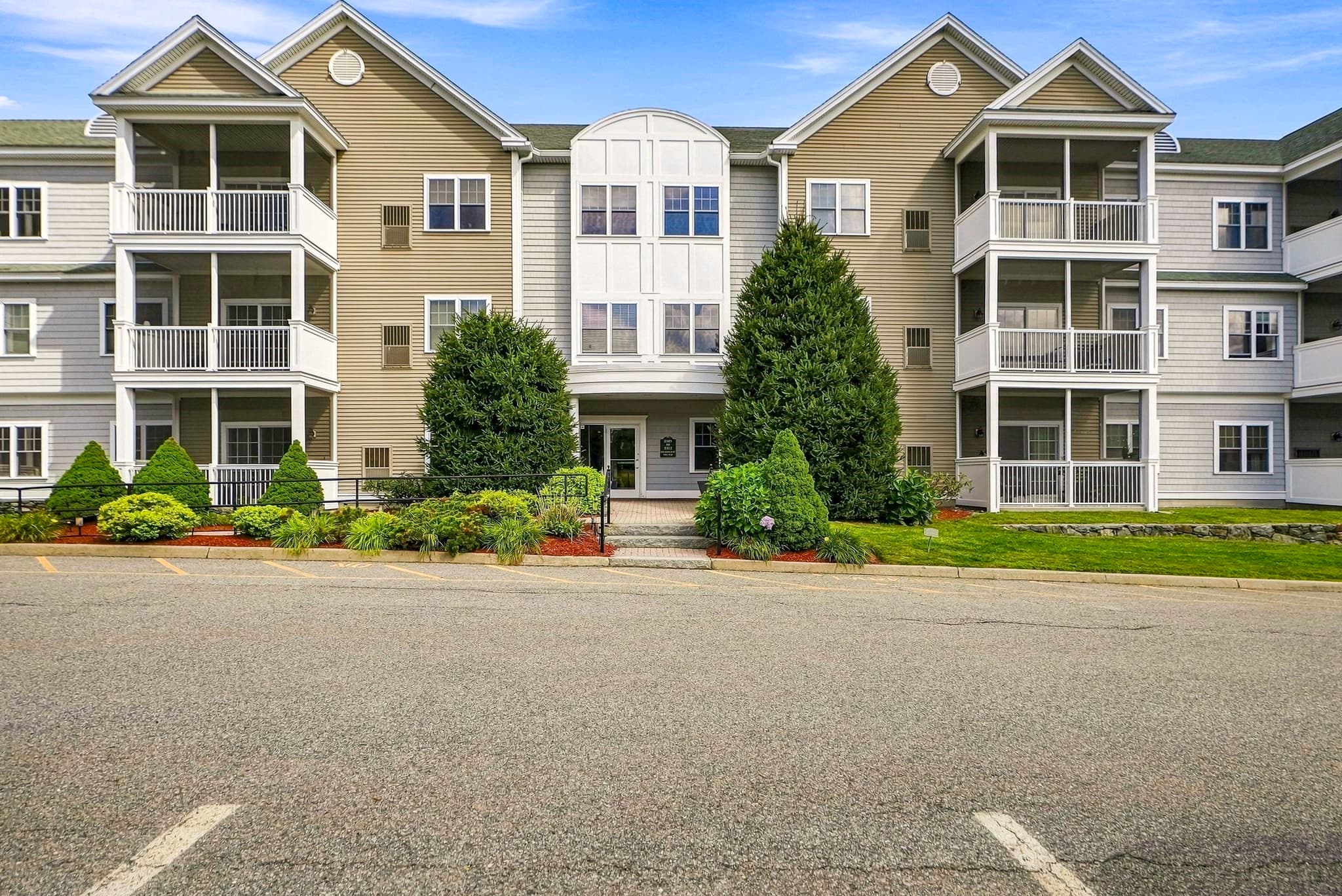 Condominium at 2201 Briarwood Village # 2201, Clinton MA 01510, Clinton, photo 2 of 42
