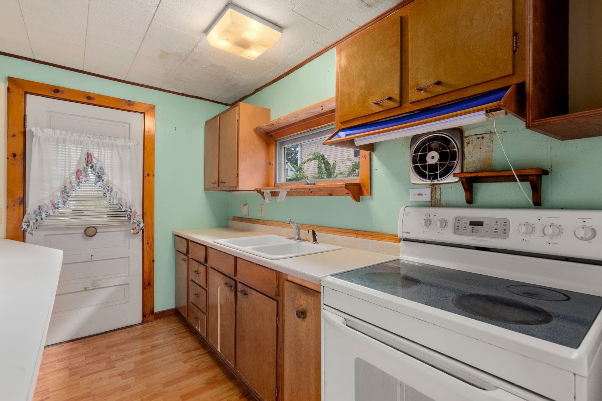 3 Family at 44 Grove St, Leicester MA 01524, photo 16 of 26