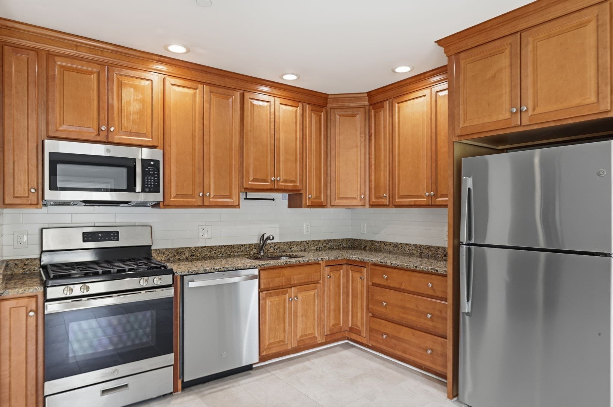 4 Family at 941 Lakeview Ave, Lowell MA 01850, Lowell, photo 9 of 39