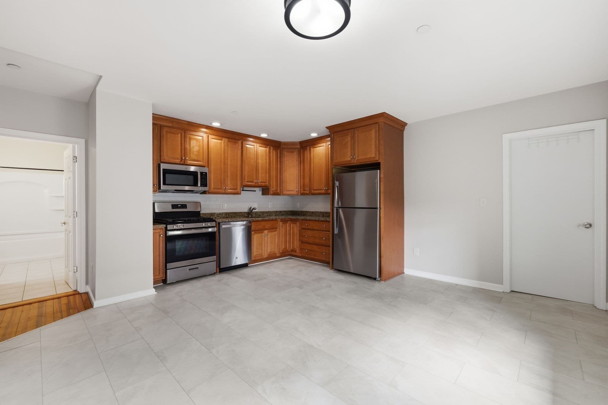 4 Family at 941 Lakeview Ave, Lowell MA 01850, Lowell, photo 10 of 39
