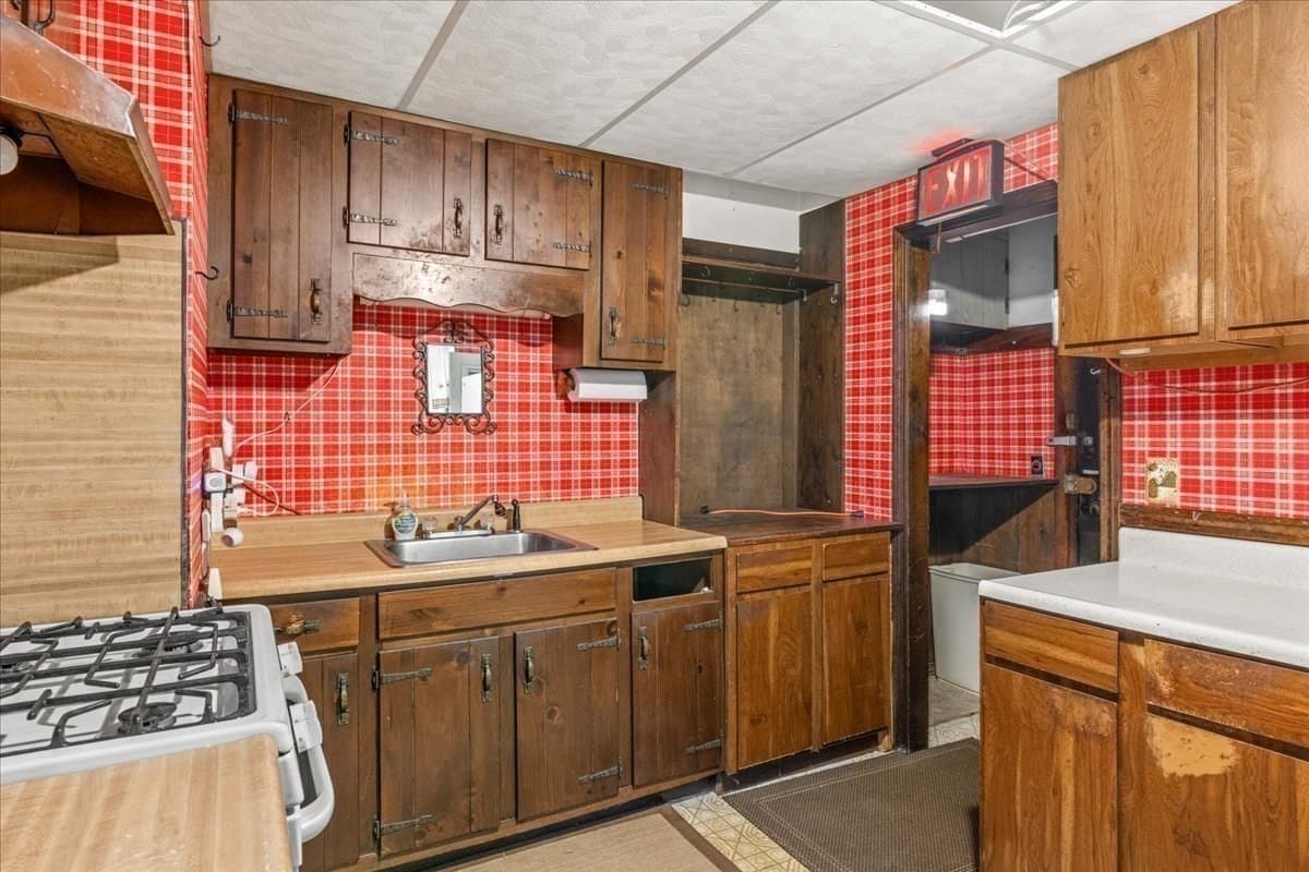 Single Family Residence at 1055 S Franklin St, Holbrook MA 02343, Holbrook, photo 17 of 41