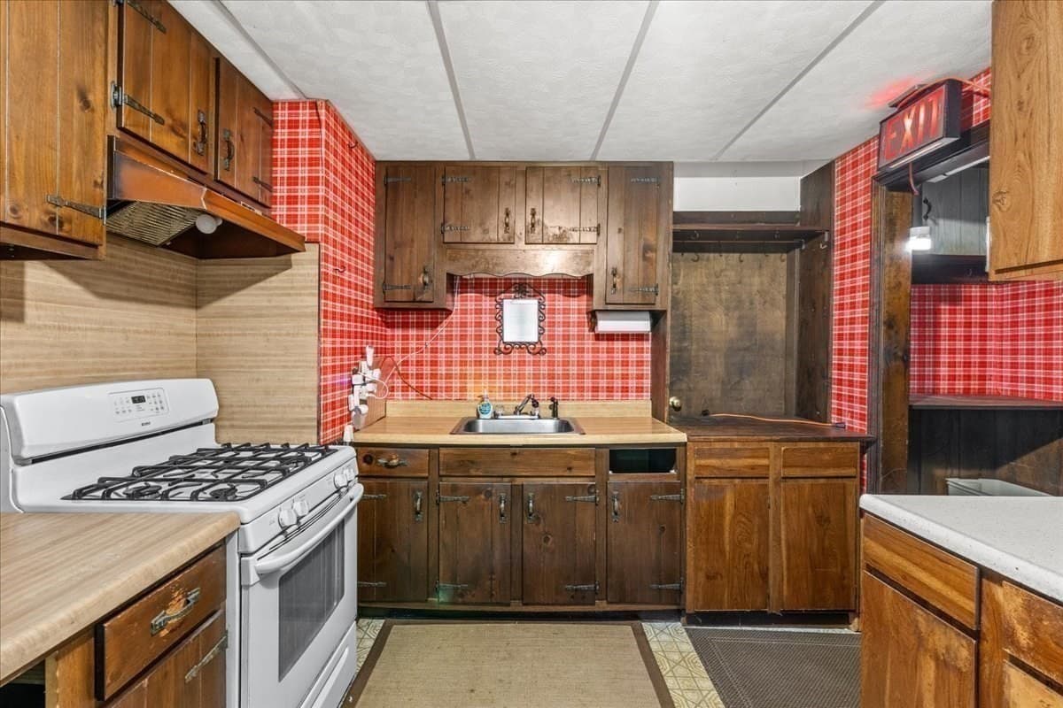 Single Family Residence at 1055 S Franklin St, Holbrook MA 02343, Holbrook, photo 16 of 41
