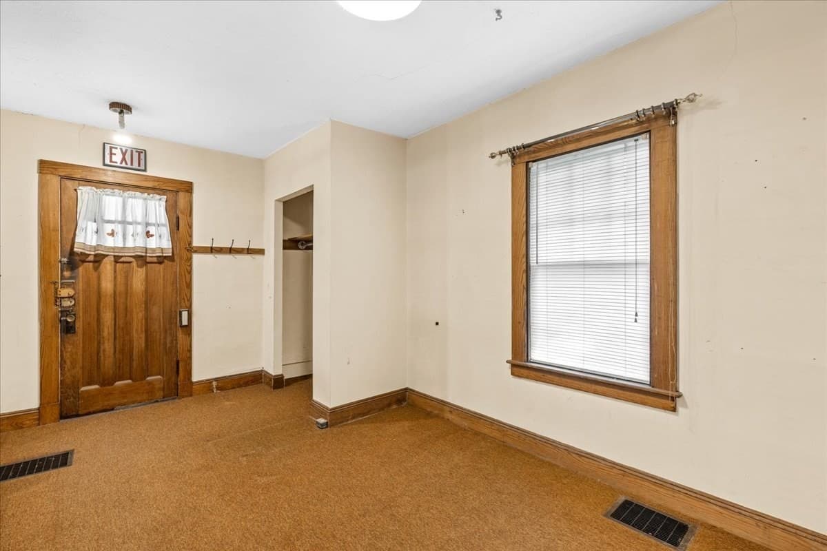 Single Family Residence at 1055 S Franklin St, Holbrook MA 02343, Holbrook, photo 7 of 41