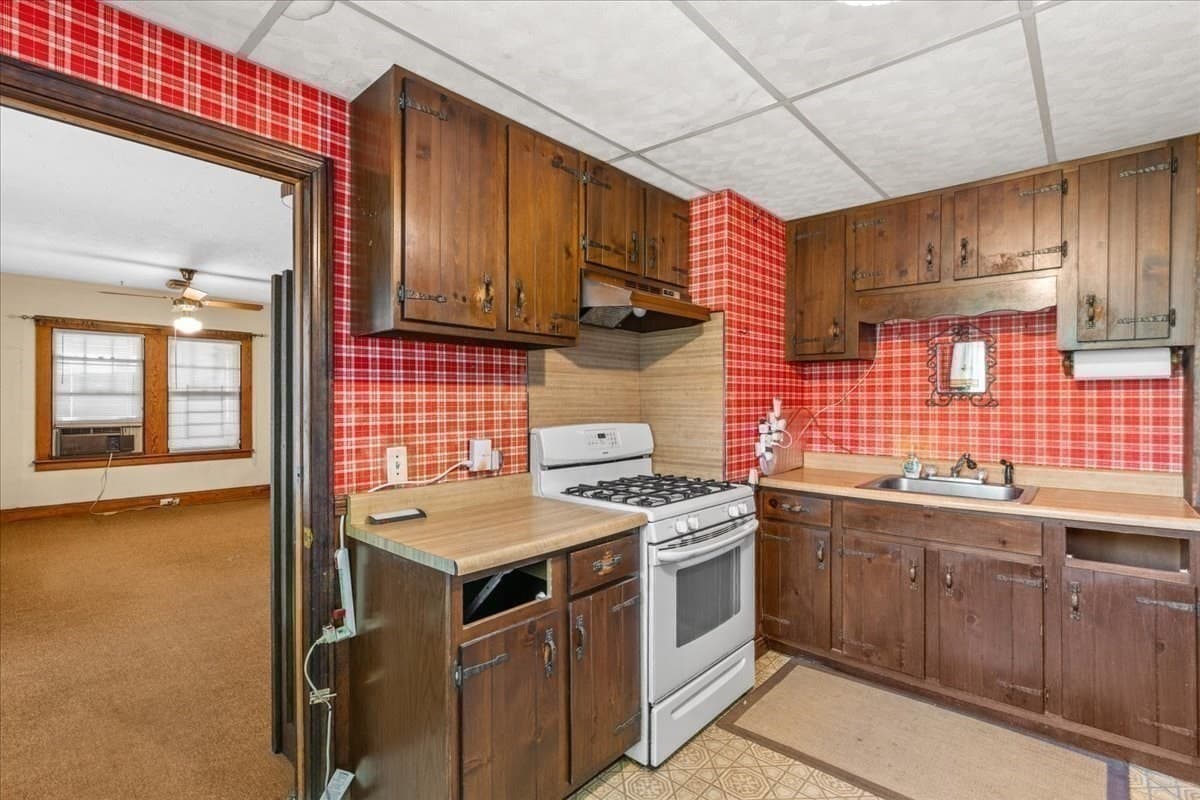 Single Family Residence at 1055 S Franklin St, Holbrook MA 02343, Holbrook, photo 14 of 41
