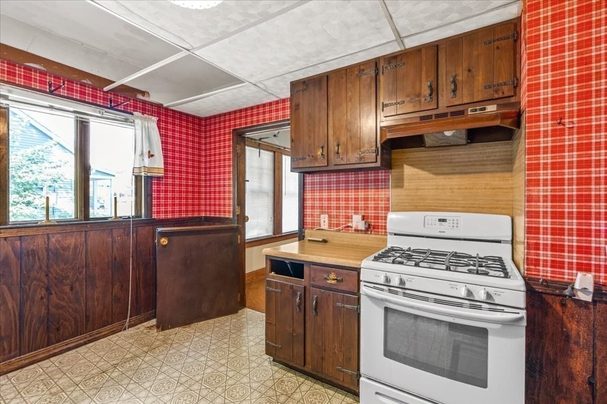 Single Family Residence at 1055 S Franklin St, Holbrook MA 02343, Holbrook, photo 15 of 41