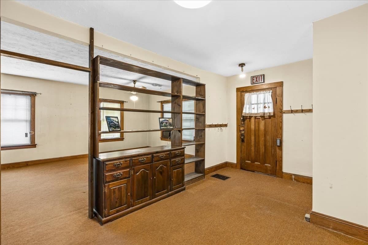 Single Family Residence at 1055 S Franklin St, Holbrook MA 02343, Holbrook, photo 8 of 41