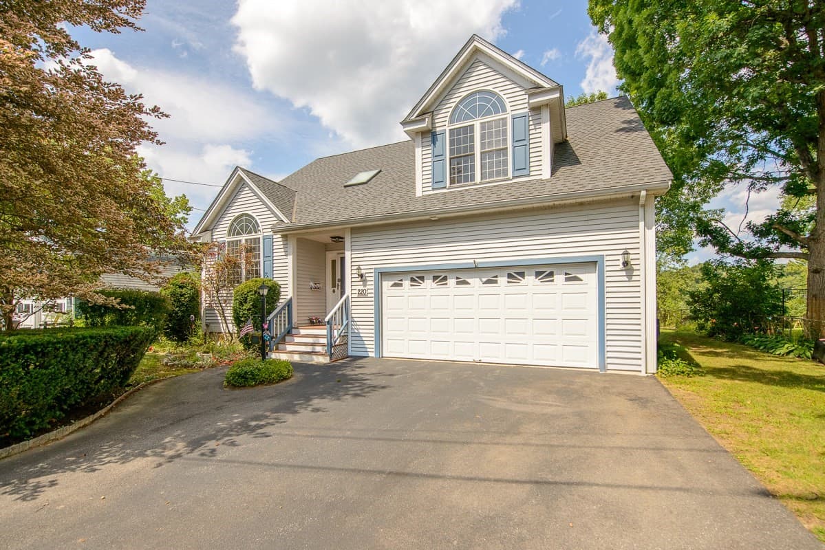 220 River Rd, Lowell MA 01852