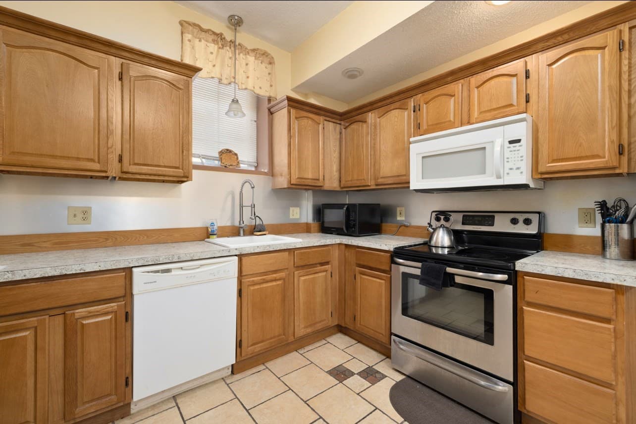 Multi Family at 576 Fairmount St, Woonsocket RI 02895, Woonsocket, photo 5 of 30