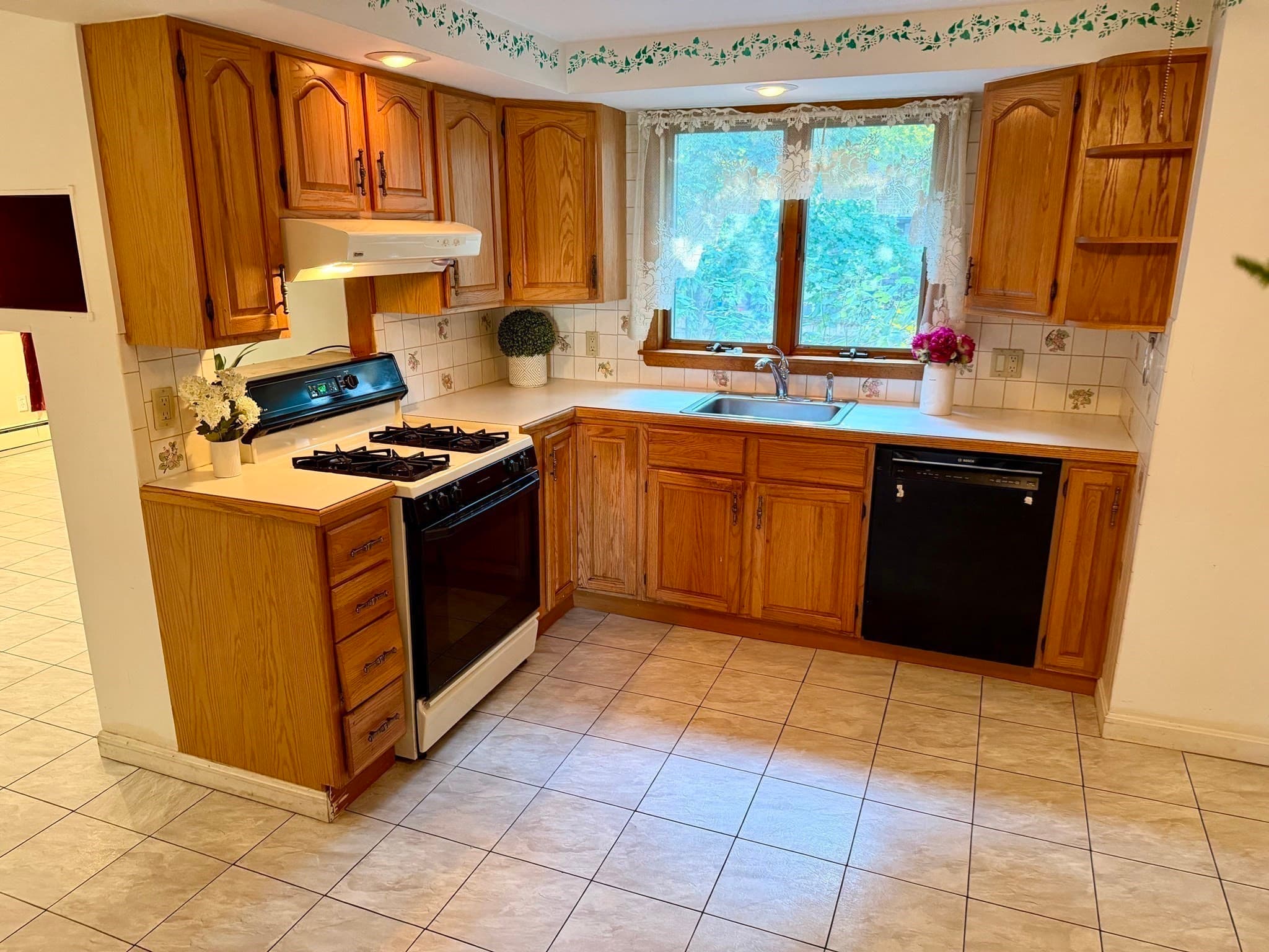 Single Family Residence at 18 Flint Ave, Stoneham MA 02180, Stoneham, photo 7 of 29