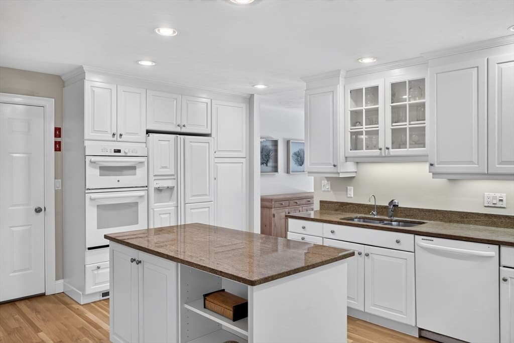 Single Family Residence at 28 Longshank Cir, Falmouth MA 02536, Falmouth, photo 5 of 31