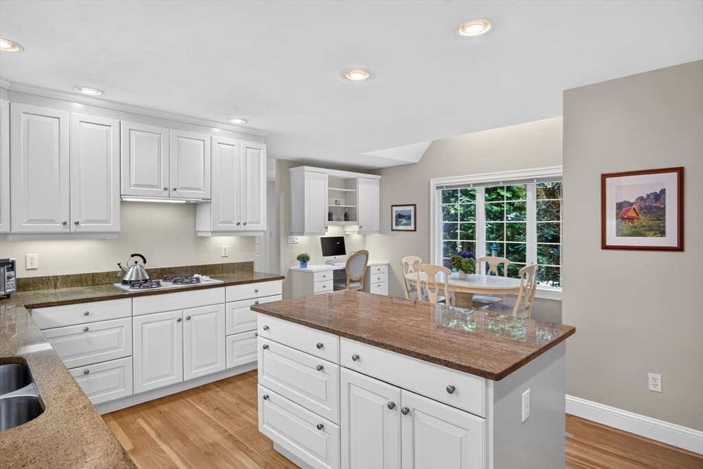 Single Family Residence at 28 Longshank Cir, Falmouth MA 02536, Falmouth, photo 4 of 31