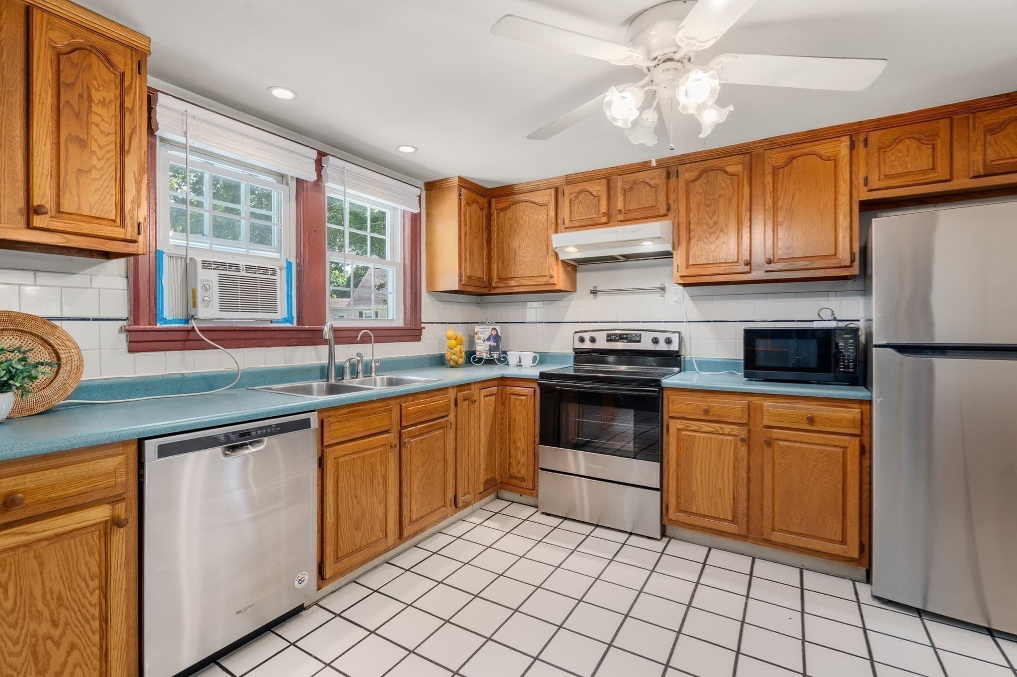 Single Family Residence at 515 Lake Avenue, Worcester MA 01604, Worcester, photo 3 of 33