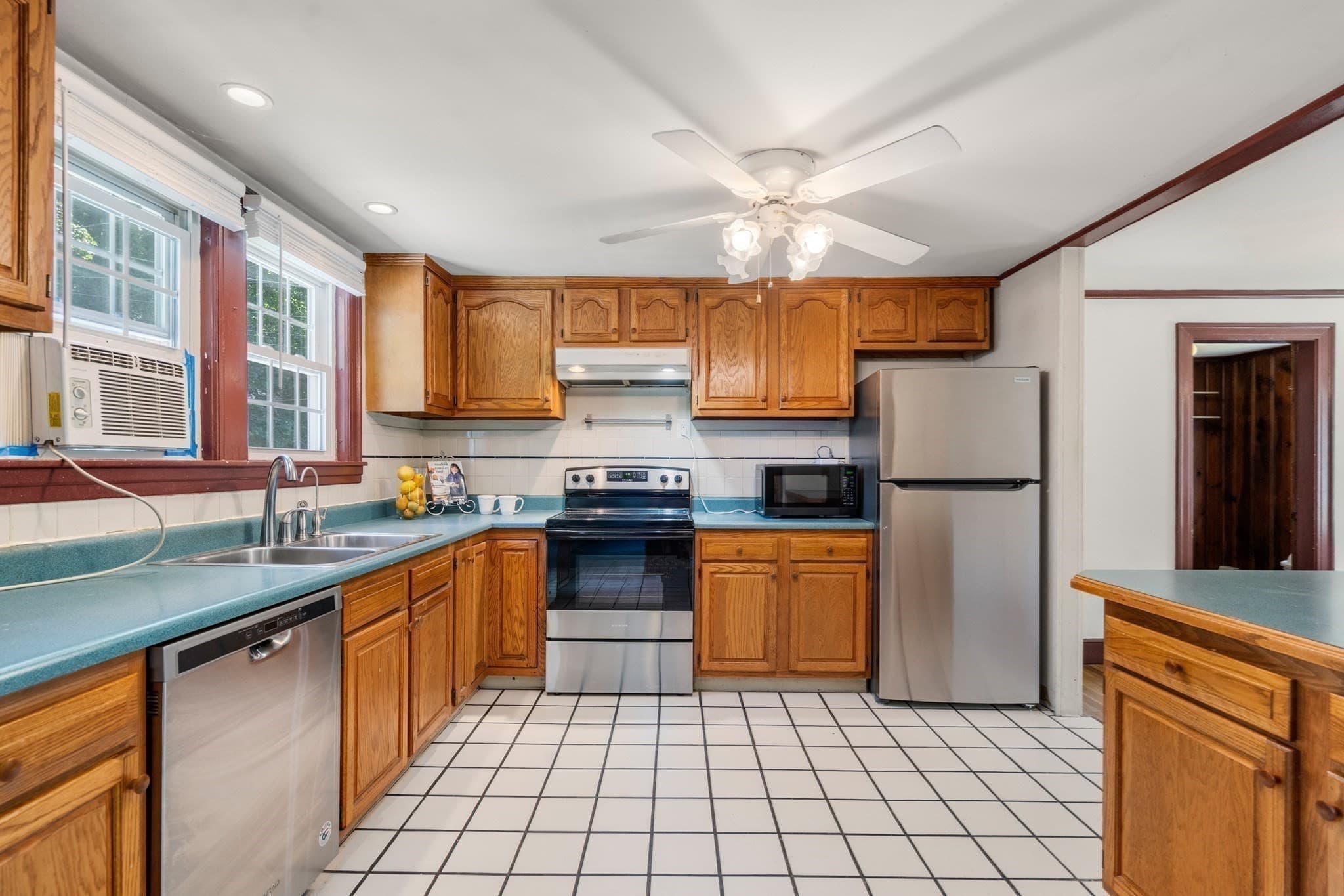 Single Family Residence at 515 Lake Avenue, Worcester MA 01604, Worcester, photo 5 of 33