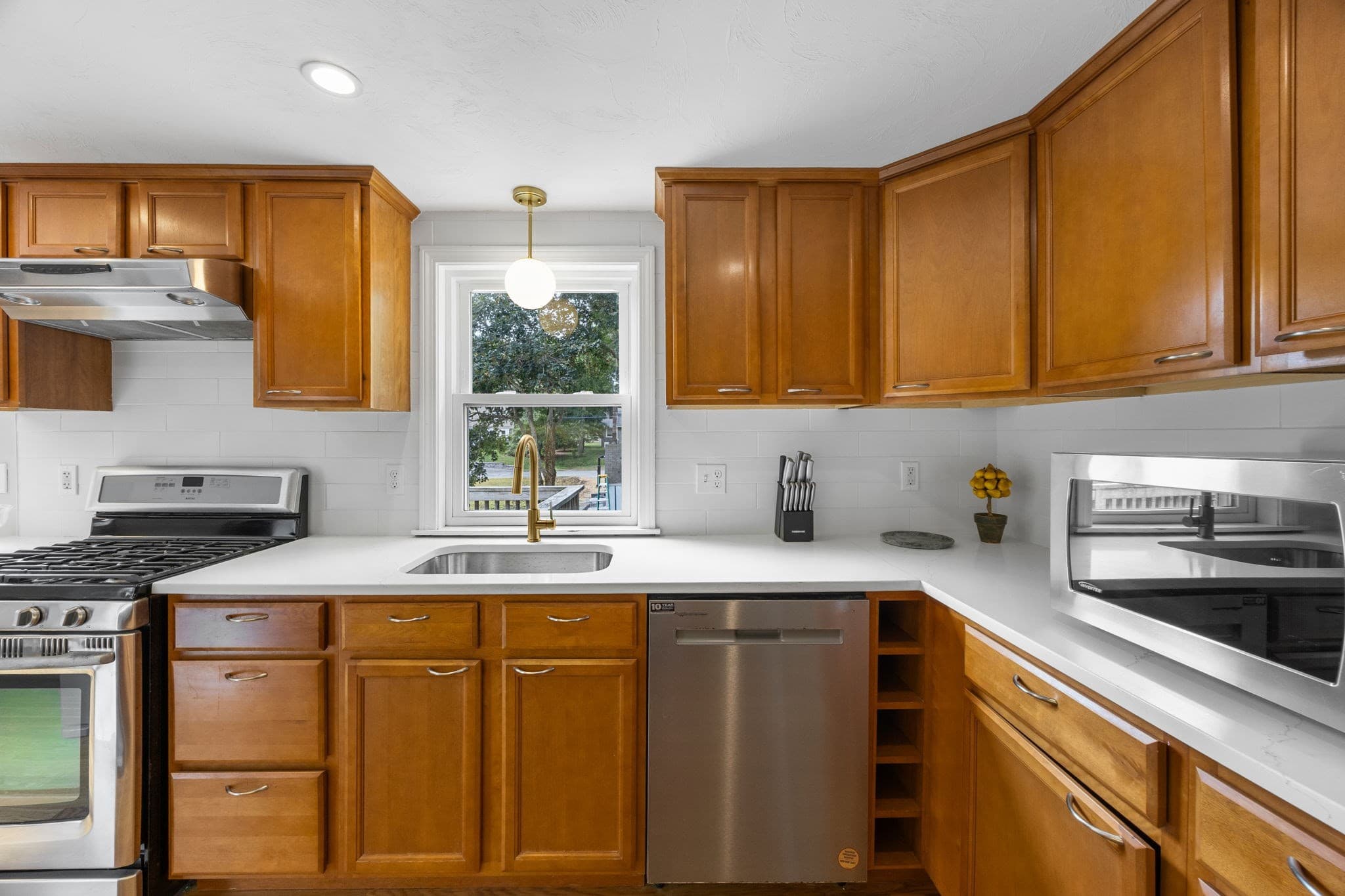 Single Family Residence at 33 Lakefield Rd, Yarmouth MA 02664, photo 8 of 33