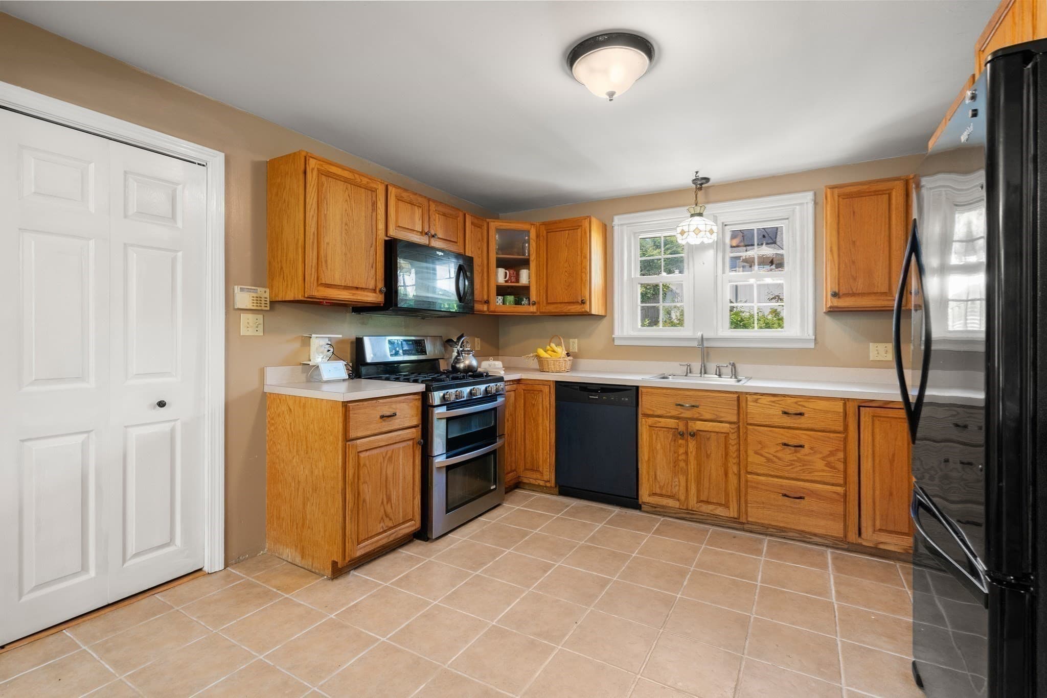 Single Family Residence at 8 Cardinal, Worcester MA 01602, Worcester, photo 3 of 38