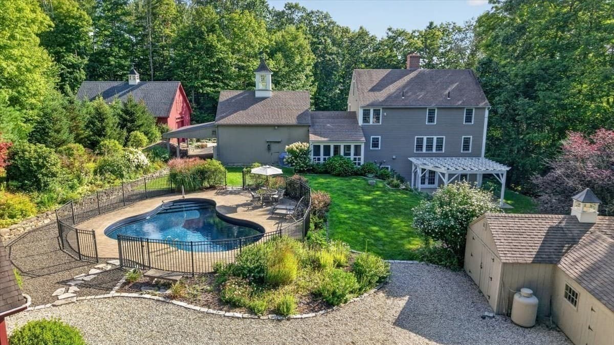 37 Champeaux, Brimfield MA 01010