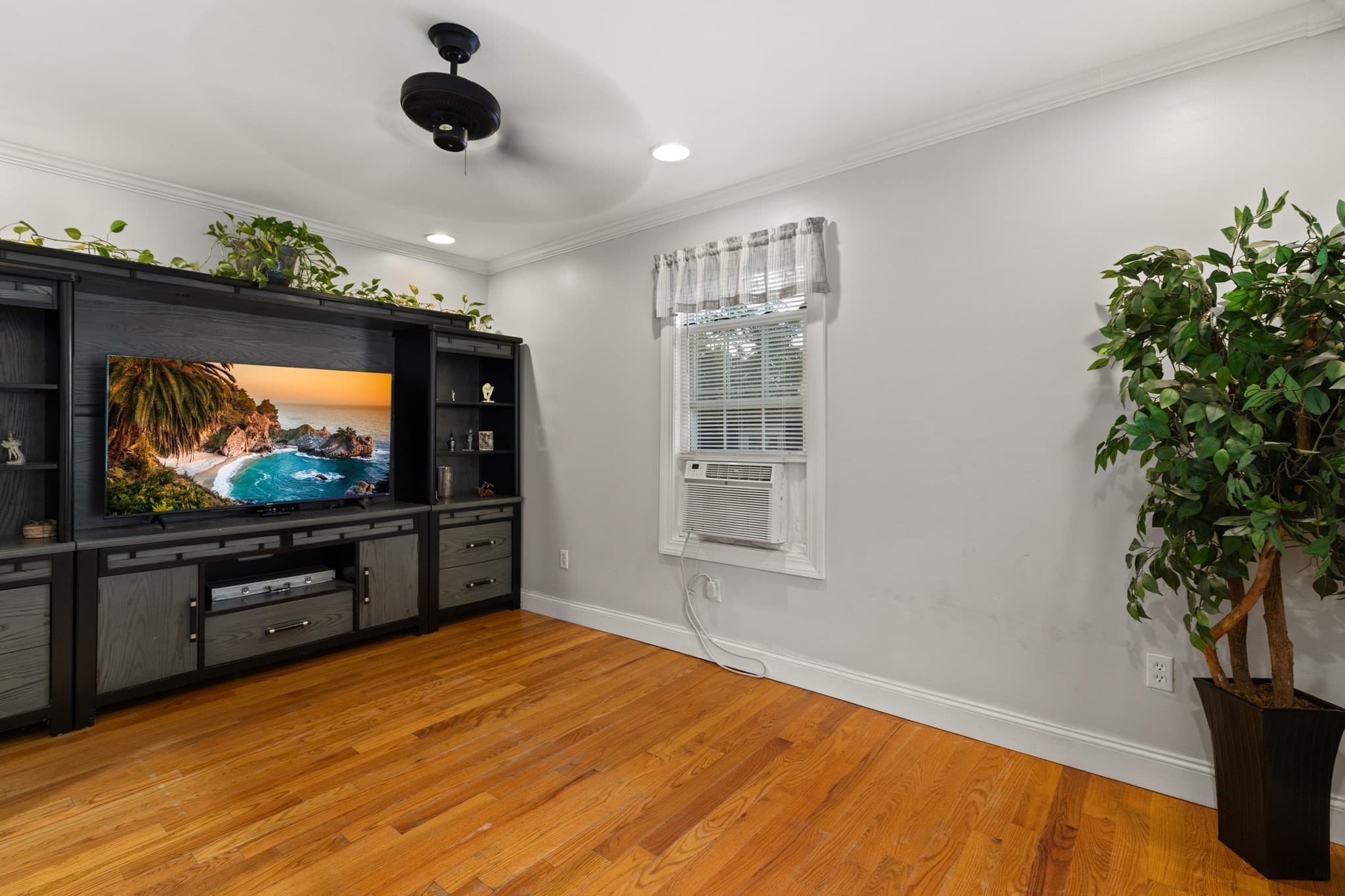 Single Family Residence at 114 Cogswell St, Haverhill MA 01832, photo 5 of 22