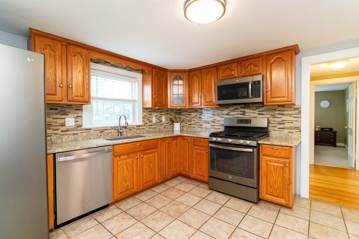 Single Family Residence at 52 Chisholm Rd, Weymouth MA 02190, photo 6 of 32