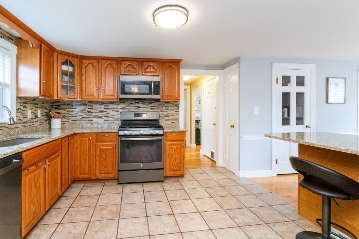 Single Family Residence at 52 Chisholm Rd, Weymouth MA 02190, photo 7 of 32