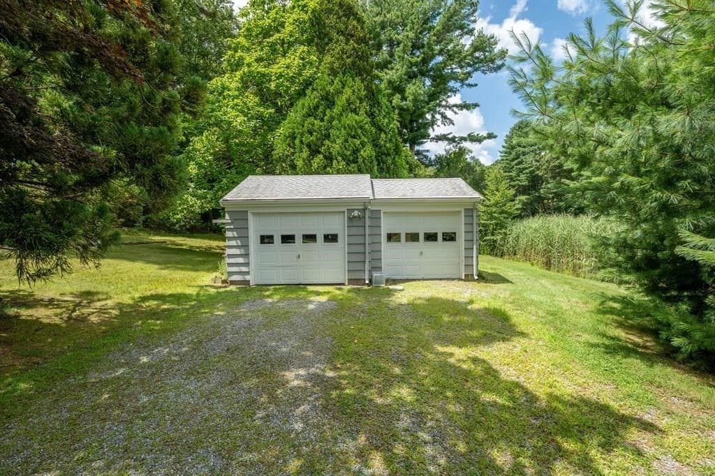 Single Family Residence at 883 River Road, Groton CT 06355, photo 2 of 23