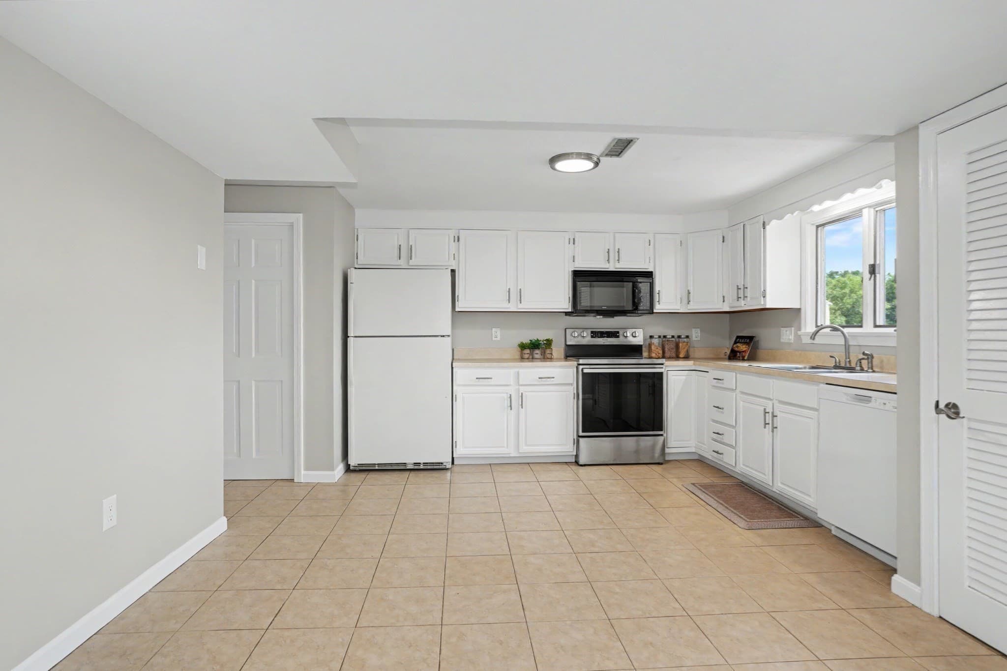 Condominium at 13 Brandee Ln # 24, Methuen MA 01844, Methuen, photo 6 of 31