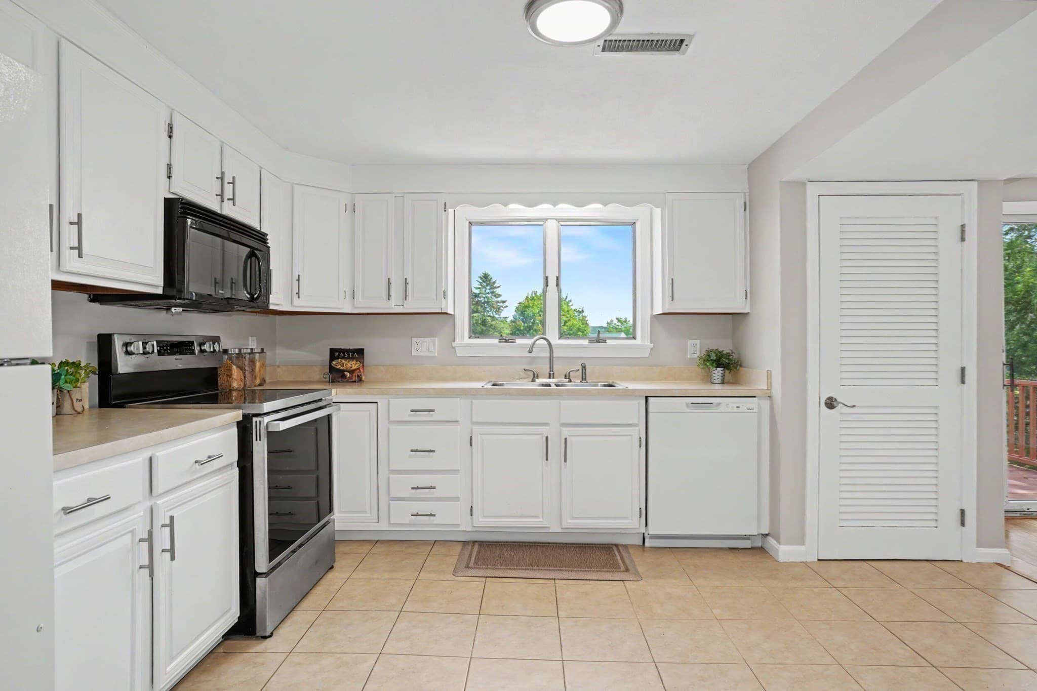 Condominium at 13 Brandee Ln # 24, Methuen MA 01844, Methuen, photo 5 of 31