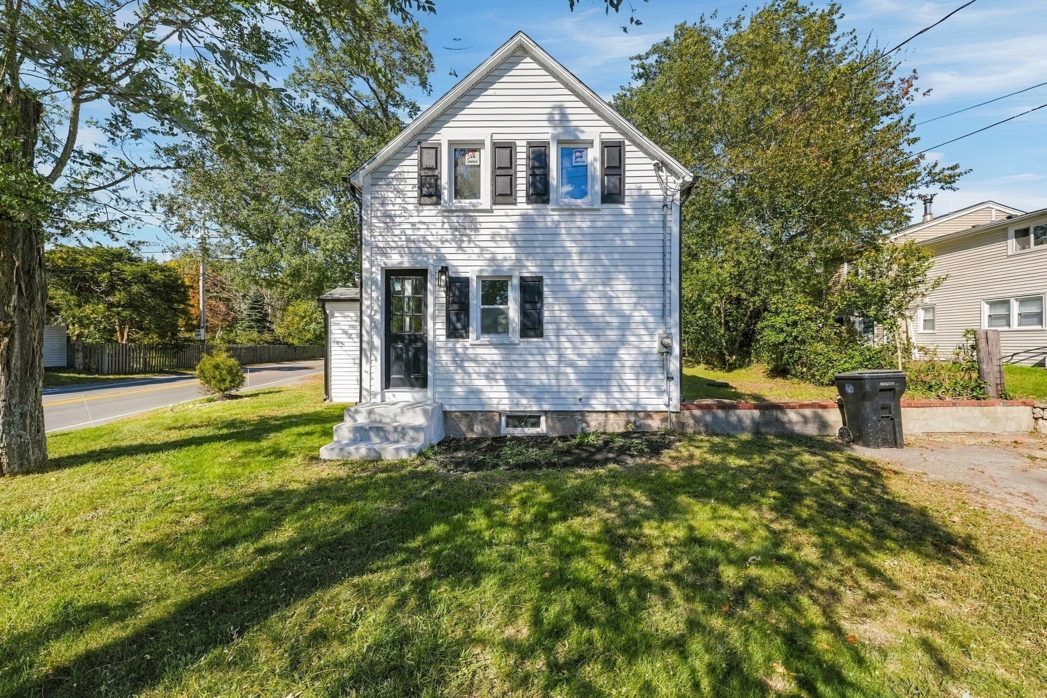 Single Family Residence at 963 Russells Mills Rd, Dartmouth MA 02748, photo 2 of 27