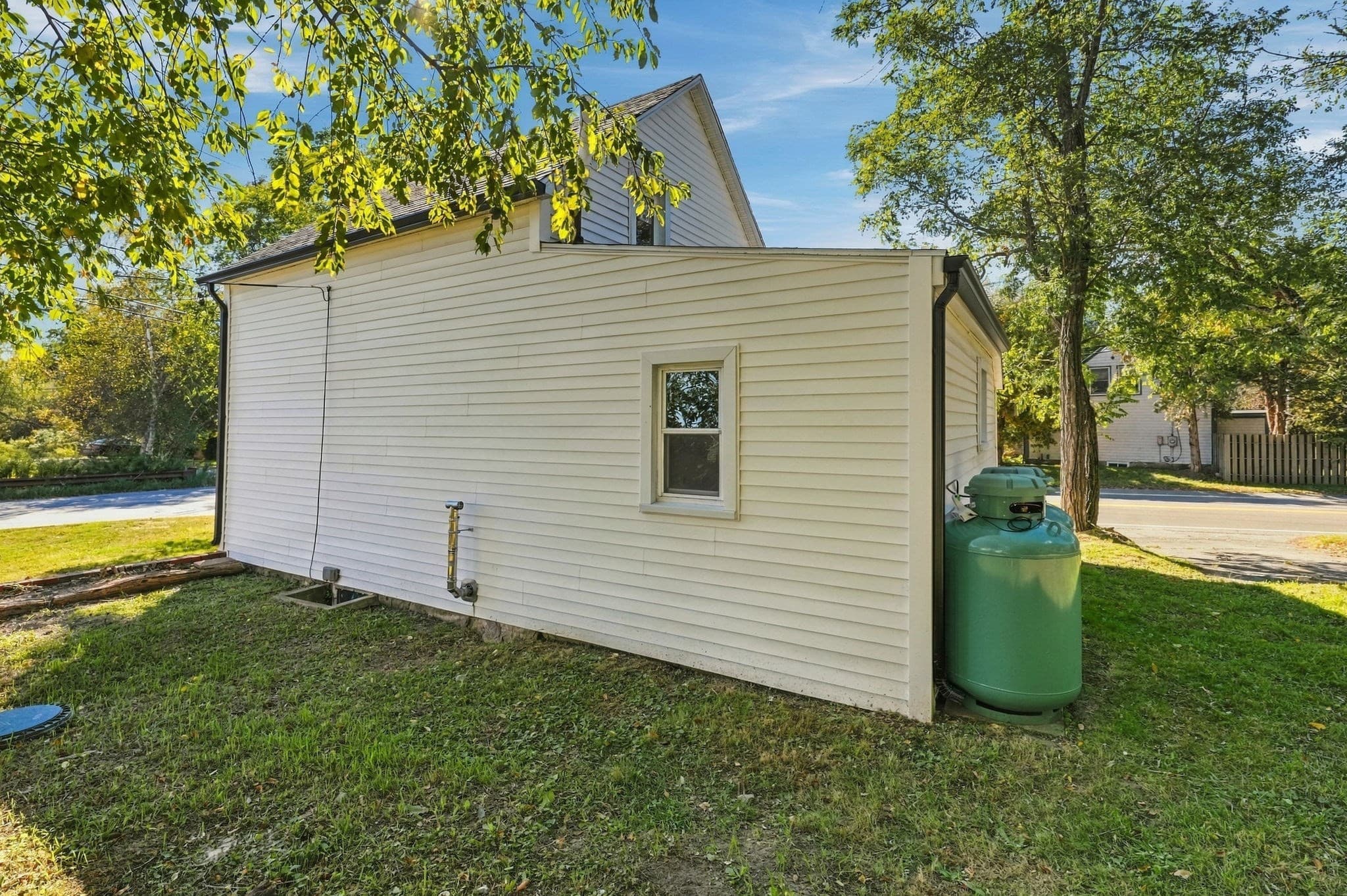 Single Family Residence at 963 Russells Mills Rd, Dartmouth MA 02748, photo 5 of 27