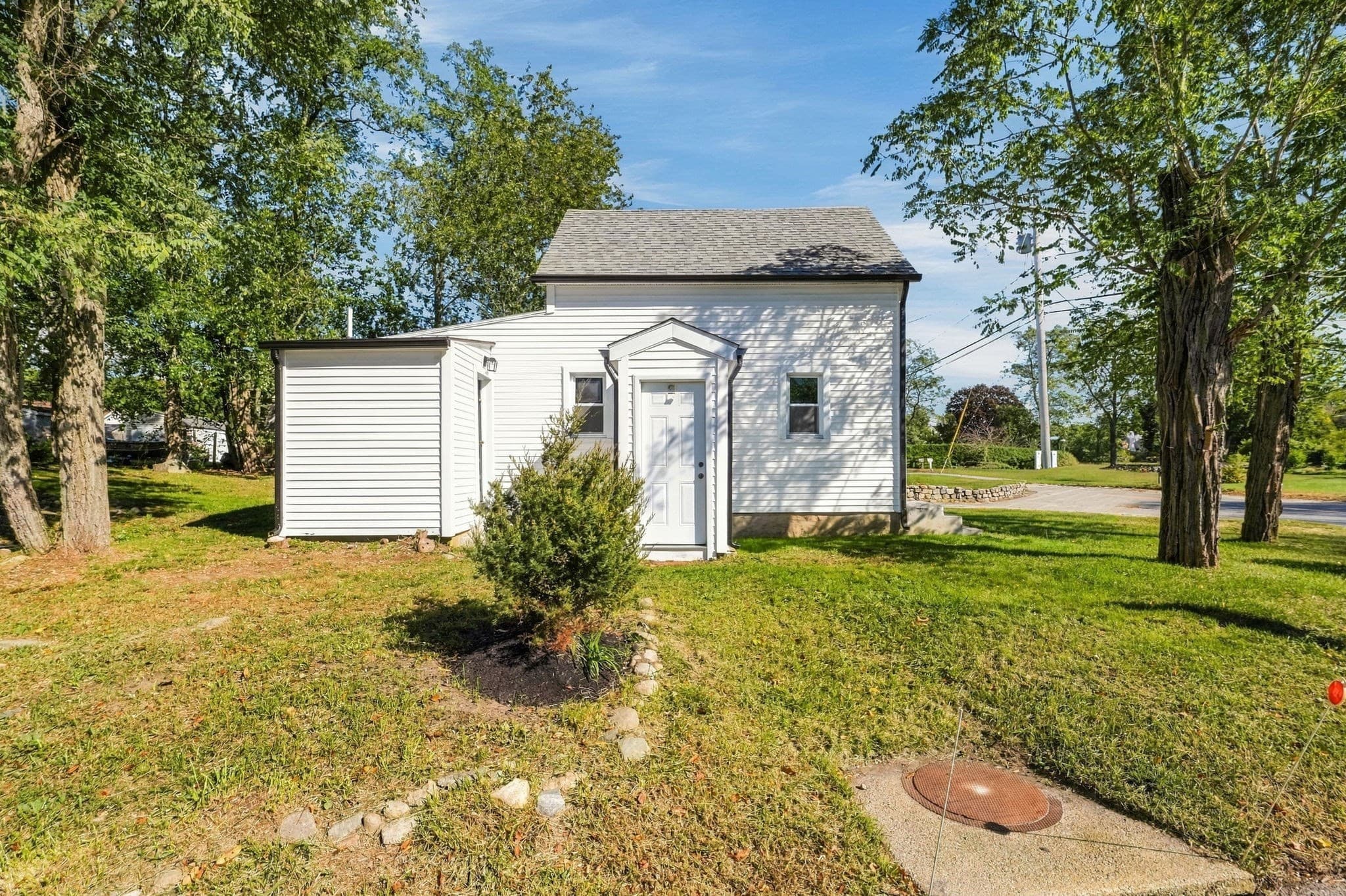 Single Family Residence at 963 Russells Mills Rd, Dartmouth MA 02748, photo 9 of 27