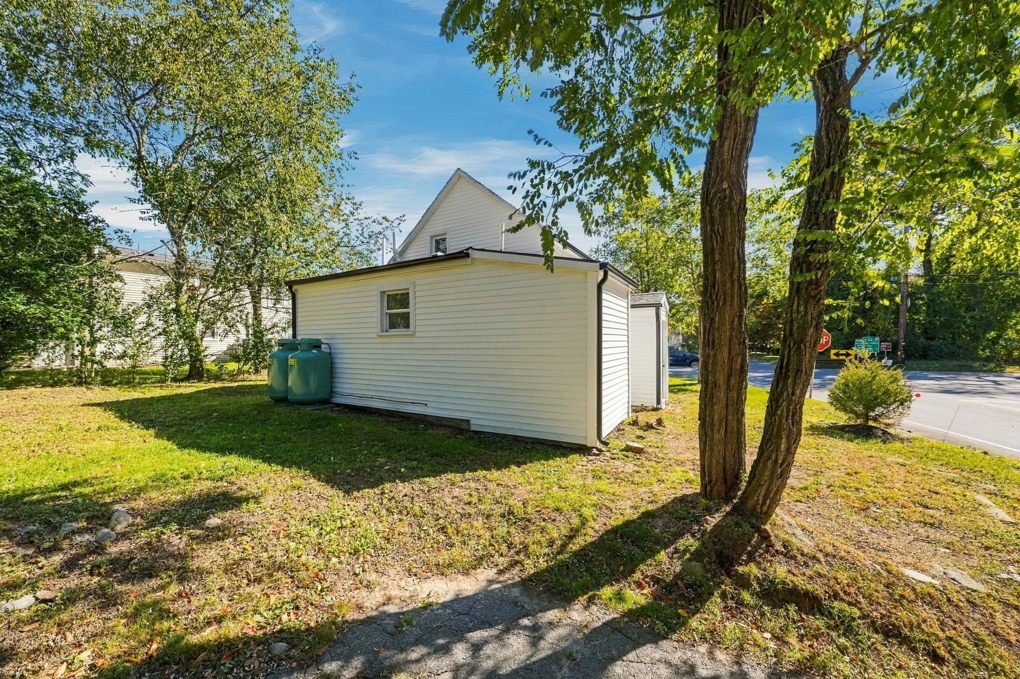 Single Family Residence at 963 Russells Mills Rd, Dartmouth MA 02748, photo 8 of 27