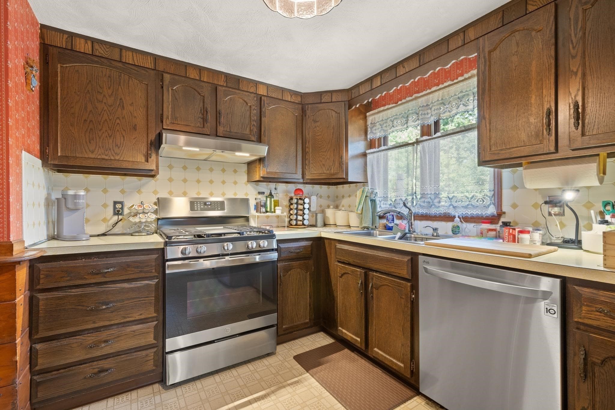 Single Family Residence at 35 Marston St, Tewksbury MA 01876, photo 3 of 39