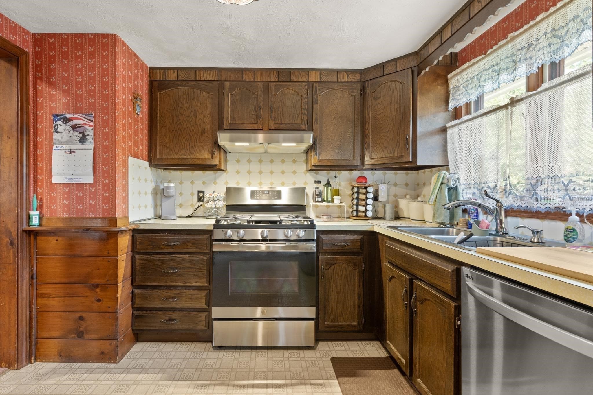 Single Family Residence at 35 Marston St, Tewksbury MA 01876, photo 5 of 39