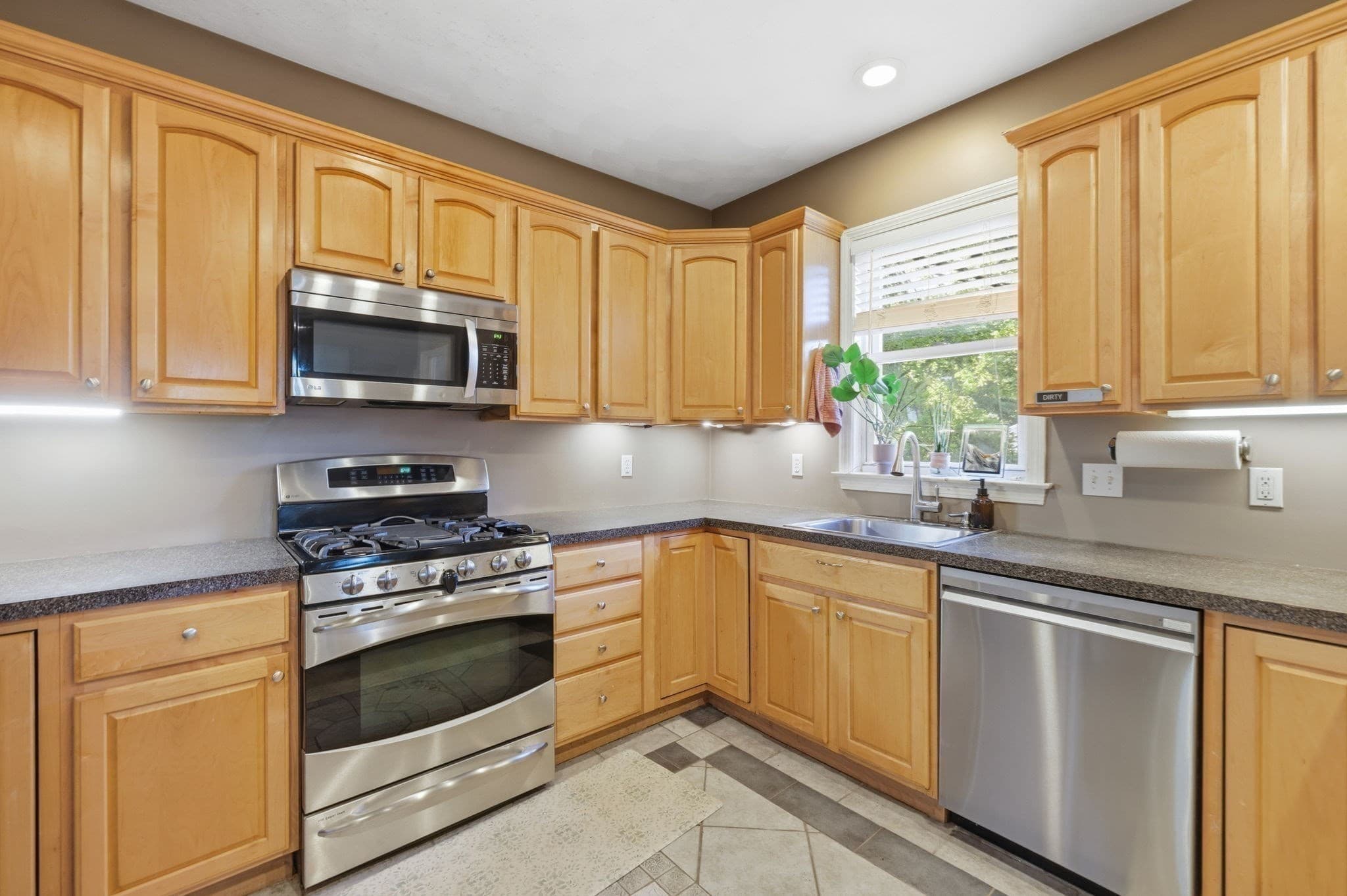 Single Family Residence at 648 Merrimack Ave, Dracut MA 01826, photo 13 of 39