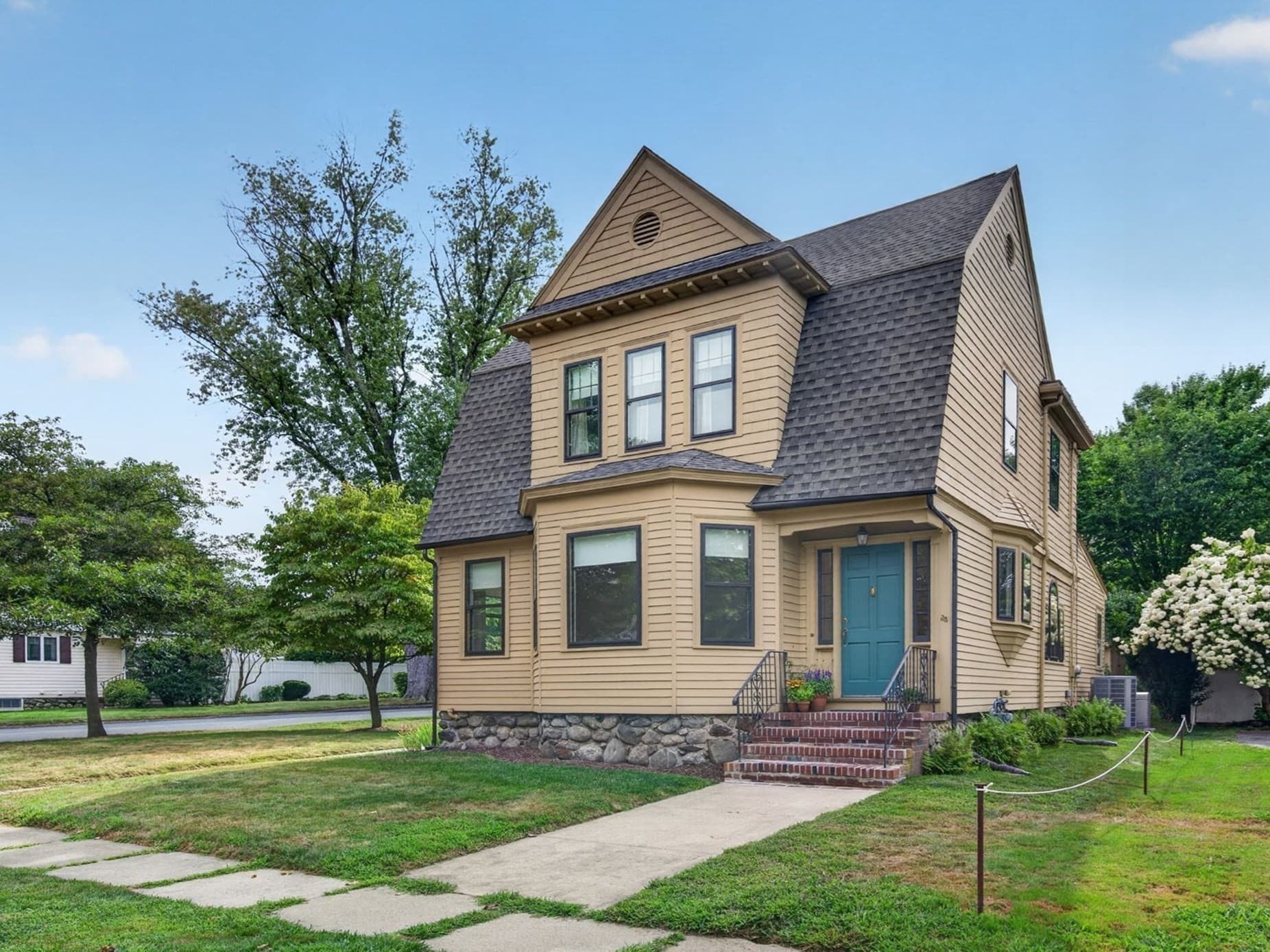 33 Lexington Ave, Haverhill MA 01835