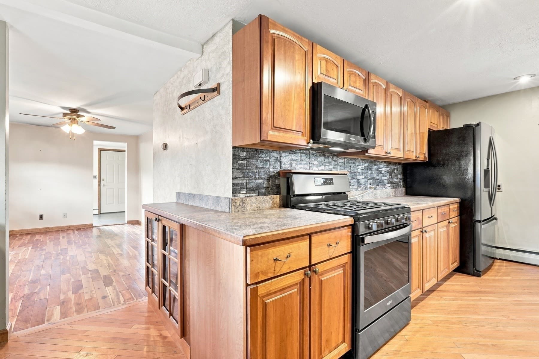 Single Family Residence at 5 Pond Ln Ext, Billerica MA 01821, Billerica, photo 8 of 42