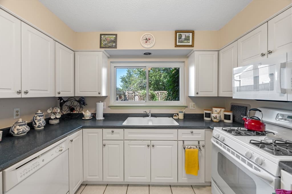 Condominium at 23 Oliva Ct # 23, Stoughton MA 02072, Stoughton, photo 13 of 42