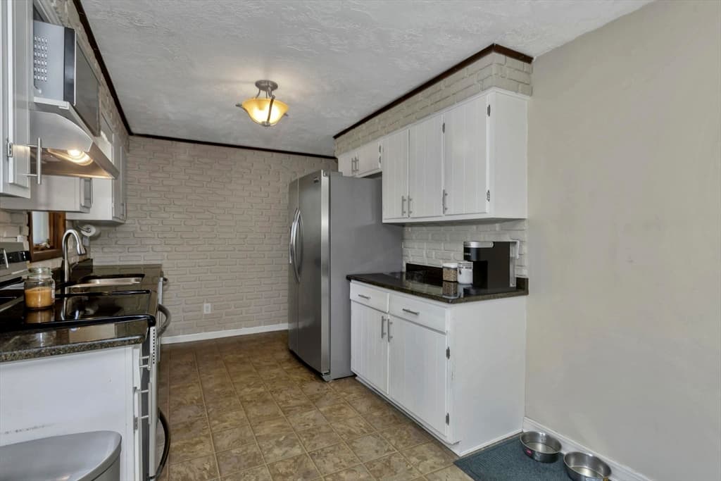 Single Family Residence at 23 Beyer Dr, Easthampton MA 01027, Easthampton, photo 4 of 25