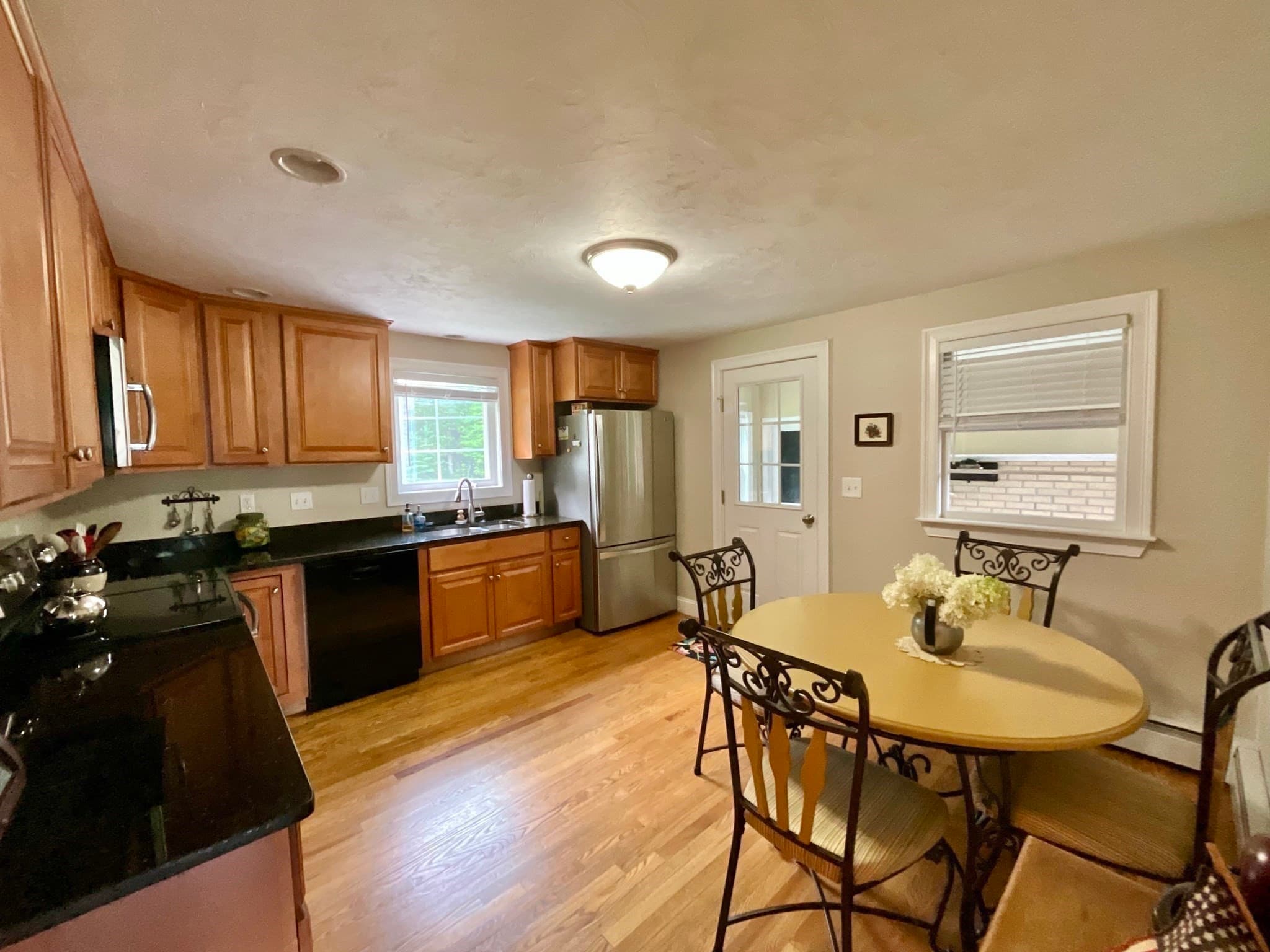 Single Family Residence at 10 Burnap Rd, Sutton MA 01590, Sutton, photo 6 of 32