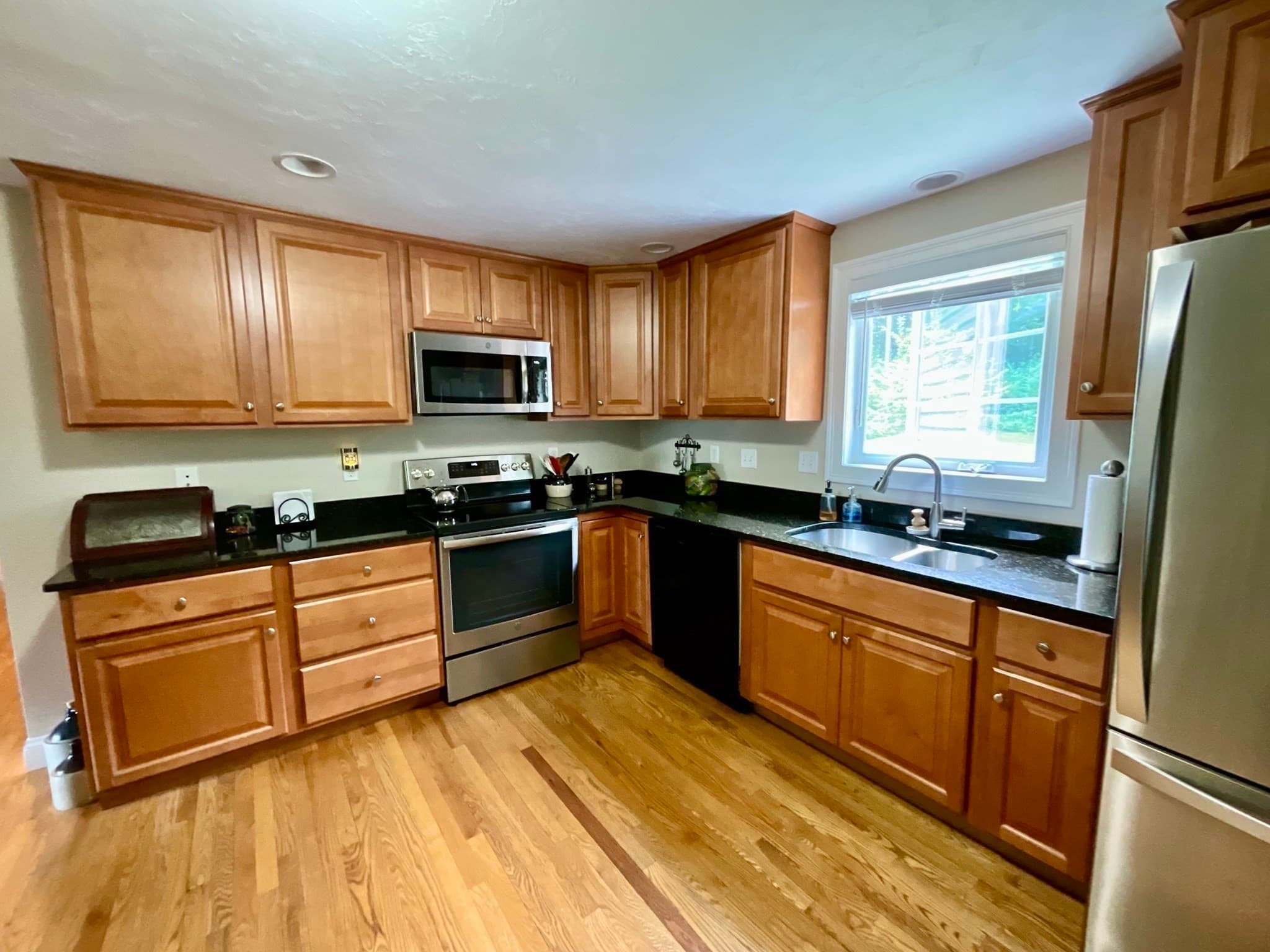 Single Family Residence at 10 Burnap Rd, Sutton MA 01590, Sutton, photo 7 of 32