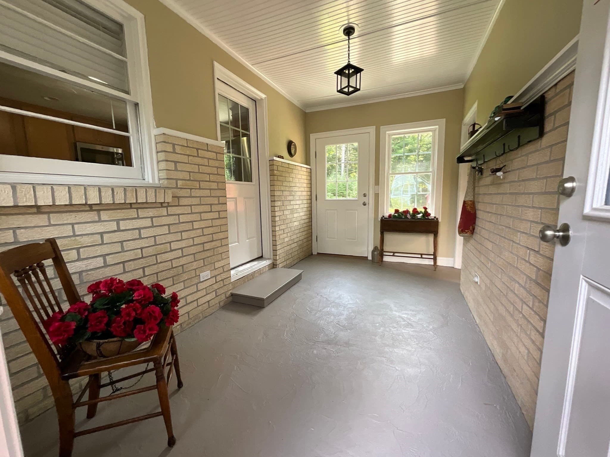 Single Family Residence at 10 Burnap Rd, Sutton MA 01590, Sutton, photo 4 of 32