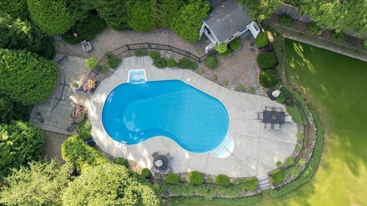 Single Family Residence at 3 Copper Beech Dr, Kingston MA 02364, Kingston, photo 32 of 37